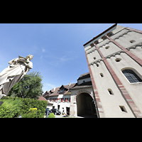 Reichenau, Münster St. Maria und Markus Mittelzell, Westfasade mit Turm und Skulptur vor der Kirche