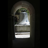 Schaffhausen, Mnster (ehem. Kloster zu Allerheiligen), Ausgelagerte Glocke vor der Kirche