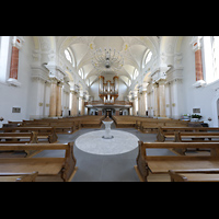 Frauenfeld, Kath. Stadtkirche St. Nikolaus, Innenraum in Richtung Orgel