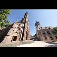 Bühl, Stadtpfarrkirche Münster St. Peter und Paul, Außenansicht mit Turm, rechts dsa Rathaus 1