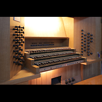 Bühl, Stadtpfarrkirche Münster St. Peter und Paul, Spieltisch der Rieger-Orgel seitlich