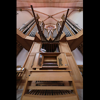 Bühl, Stadtpfarrkirche Münster St. Peter und Paul, Spieltisch (unbeleuchtet) mit Orgel und Spanischen Trompeten