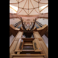 Bühl, Stadtpfarrkirche Münster St. Peter und Paul, Spieltisch (unbeleuchtet) mit Orgel und Spanischen Trompeten