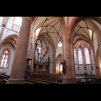 Bühl, Stadtpfarrkirche Münster St. Peter und Paul, Seitlicher Blick ins Querschiff mit Rieger-Orgel