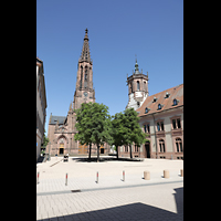 Bühl, Stadtpfarrkirche Münster St. Peter und Paul, Blick von der Hauptstraße auf die Kirche, rechts das Rathaus 1