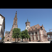 Bühl, Stadtpfarrkirche Münster St. Peter und Paul, Blick von der Hauptstraße auf die Kirche, rechts das Rathaus 1