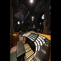 Freiburg, Münster Unserer Lieben Frau, Zentralspieltisch aller vier Orgeln mit Blick zur Michaelsorgel
