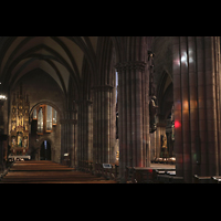 Freiburg, Münster Unserer Lieben Frau, Blick vom nördlichen Seitenschiff auf den Seitenaltar und zur Marienorgel