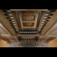 Basel, Predigerkirche, Spieltisch der Silbermann-Metzler-Orgel perspektivisch