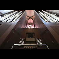 Basel, Münster, Orgel mit Spieltisch perspektivisch