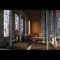 Basel, St. Antonius, Seitlicher Blick von der Orgelempore in die Kirche