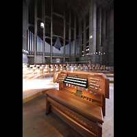 Basel, St. Antonius, Orgel mit Spieltisch seitlich
