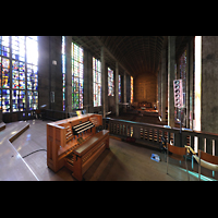 Basel, St. Antonius, Blick von der Orgelempore ber den Spieltisch in die Kirche