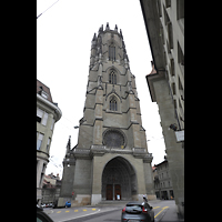 Fribourg (Freiburg), Cathédrale Saint-Nicolas, Turm, vom Sankt-Nikolaus-Gässchen aus gesehen
