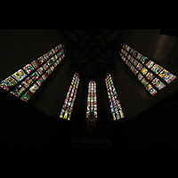 Fribourg (Freiburg), Cathédrale Saint-Nicolas, Bunde Glasfenster im Chorraum