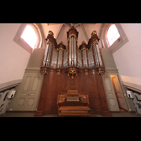 Vevey, Saint-Martin, Orgel mit Spieltisch (unbeleuchtet)