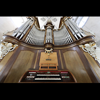 Vevey, Sainte-Claire, Orgel mit Spieltisch perspektivisch