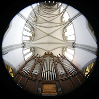 Vevey, Notre-Dame, Blick vom Spieltisch auf die Orgel zur Decke
