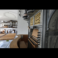 Malters, St. Martin, Blick über den Spieltisch der Chororgel auf die Chororgel und zur Hauptorgel