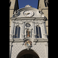Luzern, Hofkirche St. Leodegar, Figurenschmuck und große Uhr an der Fassade