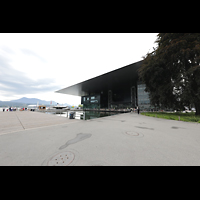 Luzern, KKL - Kultur- und Kongresshalle, Außenansicht mit Vierwaldstätter See vom Europaplatz aus