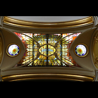 Schwyz, Kollegiumskirche, Buntes Glasdach im Chorraum