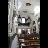 Schwyz, Kollegiumskirche, Innenraum in Richtung Orgel seitlich