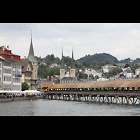 Luzern, Hofkirche St. Leodegar, Blick auf die Kapellbrücke und die Hofkirche