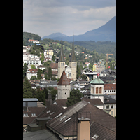 Luzern, Christuskirche (christkatholisch), Blick vom Schirmerturm zur Christuskirche (vorne) und zur Hofkirche (hinten)