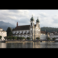 Luzern, Jesuitenkirche, Auenansicht ber den Mndungsarm der Reuss, hinten der Pilatus (2.128 m)