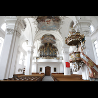 Schwyz, St. Martin, Innenraum in Richtung Orgel mit Kanzel