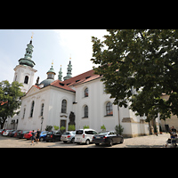 Praha (Prag), Strahov Klášter Bazilika Nanebevzetí Panny Marie (Klosterkirche), Klosterkirche mit Türmen, Kuppel und Fassade von der Klosterbrauerei St. Norbert aus gesehen