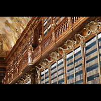 Praha (Prag), Strahov Klášter Bazilika Nanebevzetí Panny Marie (Klosterkirche), Bibliothek Strahov, theologische Abteilung, rechts Regalseite