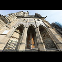 Praha (Prag), Katedrála sv. Víta (St. Veits-Dom), Goldene Pforte (1367) am südlichen Querhaus mit Glasmosaik des Jüngsten Gerichts