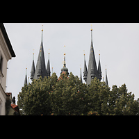 Praha (Prag), Matka Boží pred Týnem (Teyn-Kirche), Turmhelme, die über die Bäume und Häuser der Altstadt ragen