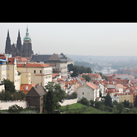 Praha (Prag), Katedrála sv. Víta (St. Veits-Dom), Blick vom Kloster Strahov auf die Prager Burg mit Veitsdom und die Moldau
