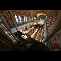 Dsseldorf, St. Antonius, Blick vom 'Dach' der Orgel auf die Empore mit Spieltisch und in die Kirche