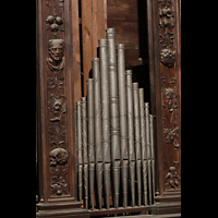 Évora, Catedral da Sé, Holzschnitzereien und Pfeifen im Orgelprospekt