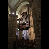 Évora, Catedral da Sé, Blick durch die Seitenschiffbögen auf die Orgel