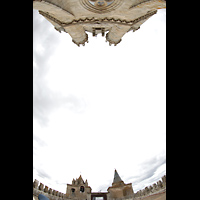 Évora, Catedral da Sé, Blick vom Dach des Hauptschiffs nach oben auf die Türme und den Vierungsturm