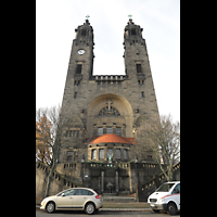 Dresden, Christuskirche, Doppelturmfassade mit Chorraum, Ansicht von Osten