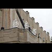 Grlitz, Stadthalle, Figurenschmuck auf dem Dach