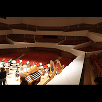 Dresden, Kulturpalast / Philharmonie (Konzertsaal), Blick über die Orchesterbühne mit Spieltisch in den großen Saal