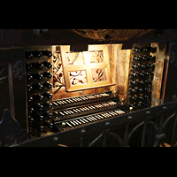 Freiberg, Dom St. Marien, Spieltisch der großen Silbermann-Orgel seitlich