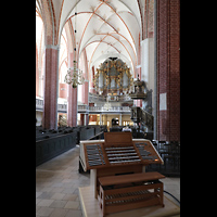 Brandenburg, St. Katharinen, Mobiler Spieltisch mit Blick zur Hauptorgel