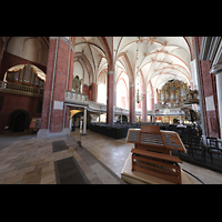 Brandenburg, St. Katharinen, Blick auf den mobilen Spieltischm zur Chor- und zur Hauptorgel