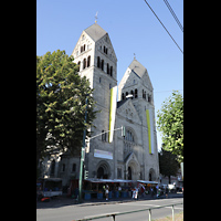 Dsseldorf, St. Antonius, Nordfassade mit Trmen von der Luegallee aus gesehen