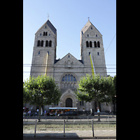 Dsseldorf, St. Antonius, Nordfassade mit Trmen von der Luegallee aus gesehen