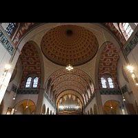 Düsseldorf, St. Antonius, Blick in die Kuppel, ins Gewölbe und zur Hauptorgel