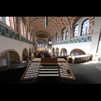 Dsseldorf, St. Antonius, Blick vom Spieltisch der Hauptorgel in die Kirche